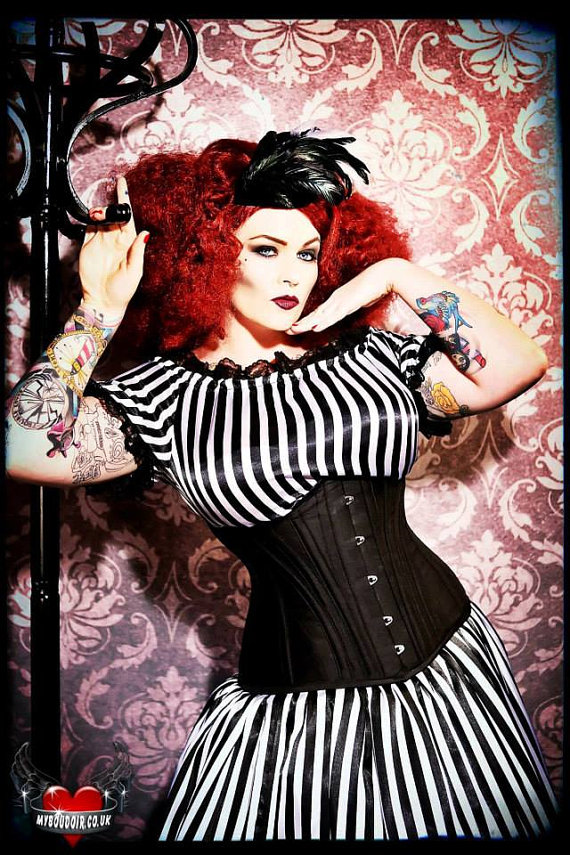 SEXY...Kiku Boutique are offering 10% off their handmade corsets 