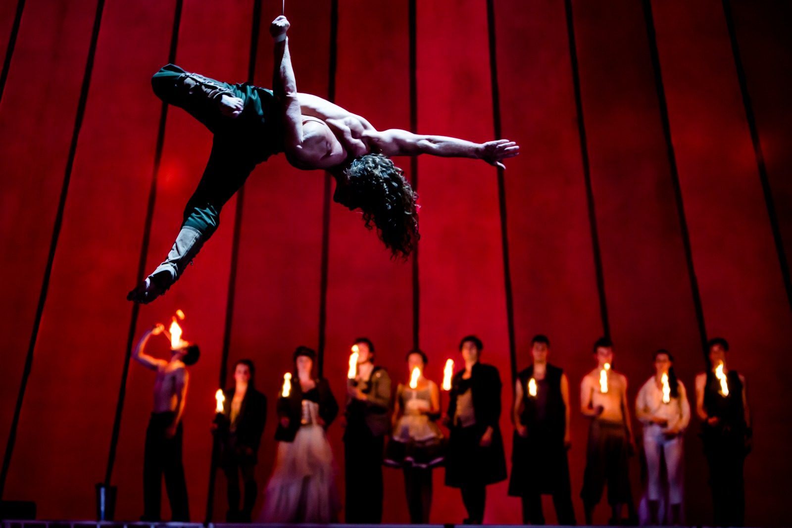 Bianco circus showcases amazing acrobatics and poetic set-pieces @Teddy Wolff